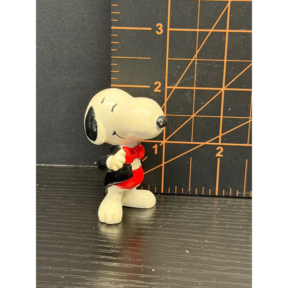Vintage Peanuts Snoopy Tuxedo Figure Red Bowtie United Feature Syndicate PVC
